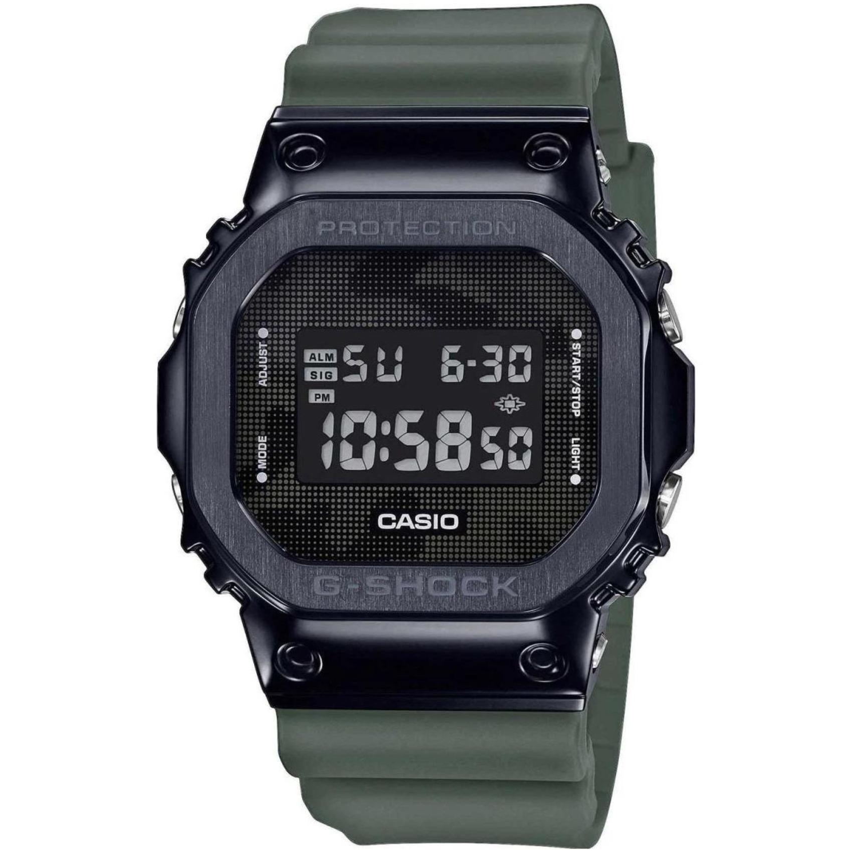 Ρολόι Casio 5600 Series GM-5600B-3ER με χακί καουτσούκ λουράκι και μαύρο καντράν 49.6×43.2mm σε τετράγωνο σχημα.