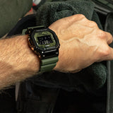 Ρολόι Casio 5600 Series GM-5600B-3ER με χακί καουτσούκ λουράκι και μαύρο καντράν 49.6×43.2mm σε τετράγωνο σχημα.