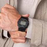 Casio G-Shock 5600 Series DW-5600UE-1ER με μαύρο καουτσούκ λουράκι και μαύρο ψηφιακό καντράν.