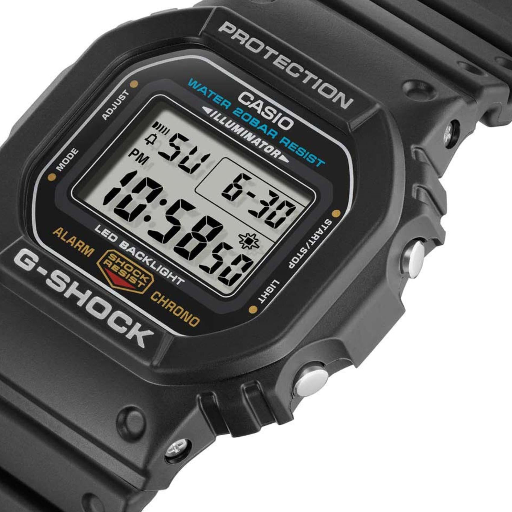 Casio G-Shock 5600 Series DW-5600UE-1ER με μαύρο καουτσούκ λουράκι και μαύρο ψηφιακό καντράν.