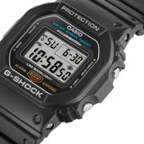 Casio G-Shock 5600 Series DW-5600UE-1ER με μαύρο καουτσούκ λουράκι και μαύρο ψηφιακό καντράν.