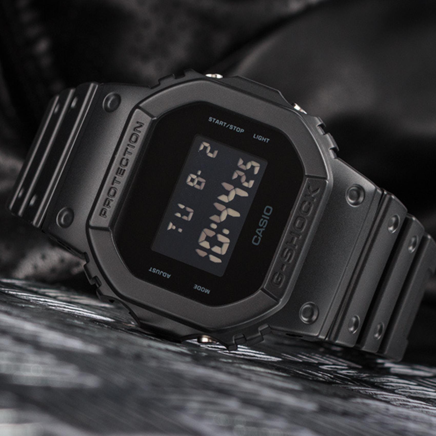 Ρολόι χρονογράφος Casio G-Shock DW-5600BB-1ER με μαύρο καουτσούκ λουράκι, μαύρο καντράν σε τετράγωνο σχημα με ψηφιακή ένδειξη και στεγανότητα 20ATM-200Μ.