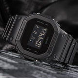 Ρολόι χρονογράφος Casio G-Shock DW-5600BB-1ER με μαύρο καουτσούκ λουράκι, μαύρο καντράν σε τετράγωνο σχημα με ψηφιακή ένδειξη και στεγανότητα 20ATM-200Μ.
