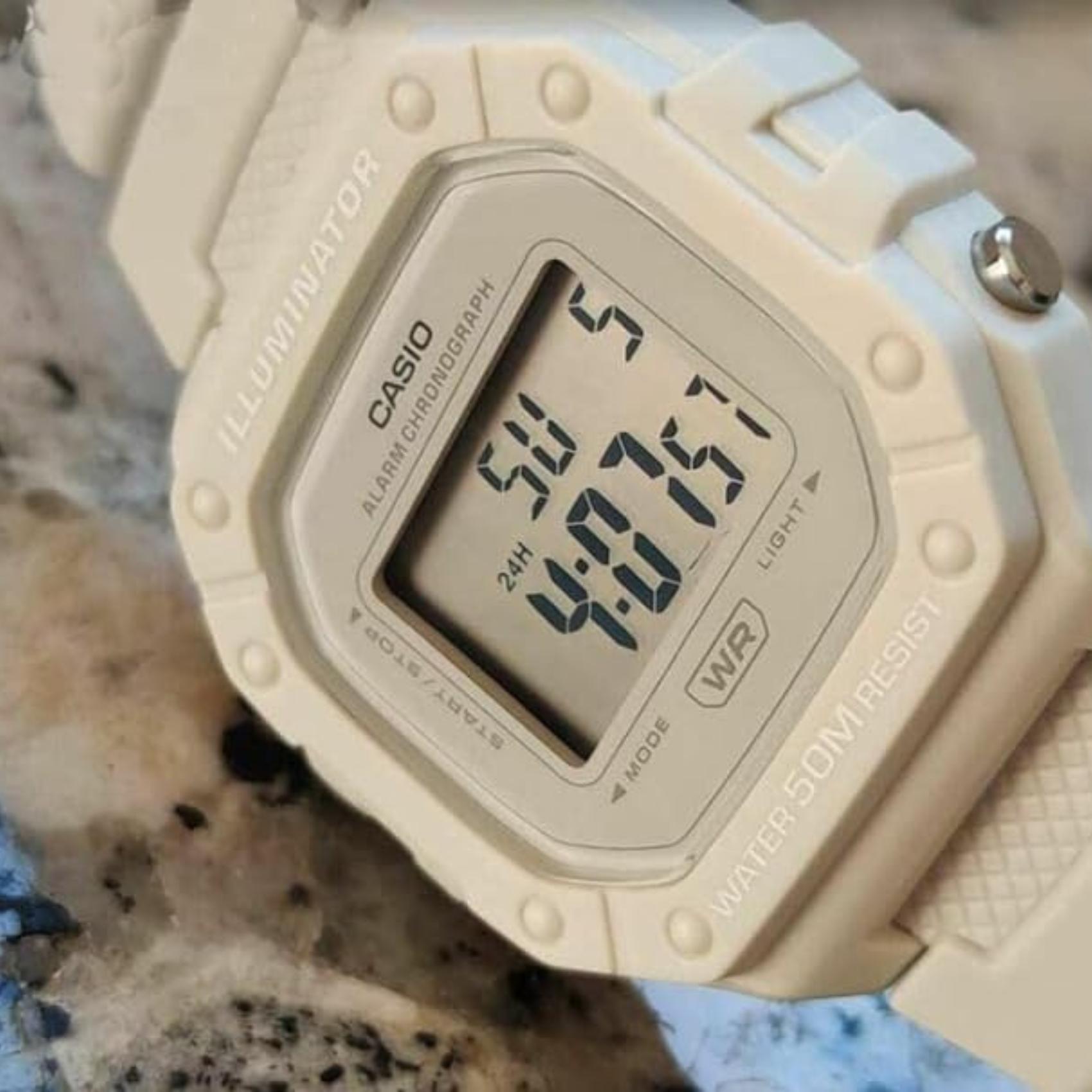 Ρολόι χρονογράφος Casio Illuminator W-218HC-8AVEF με λευκό καουτσούκ λουράκι, λευκό καντράν σε τετράγωνο σχημα με ψηφιακή ένδειξη και στεγανότητα 5ATM-50Μ.