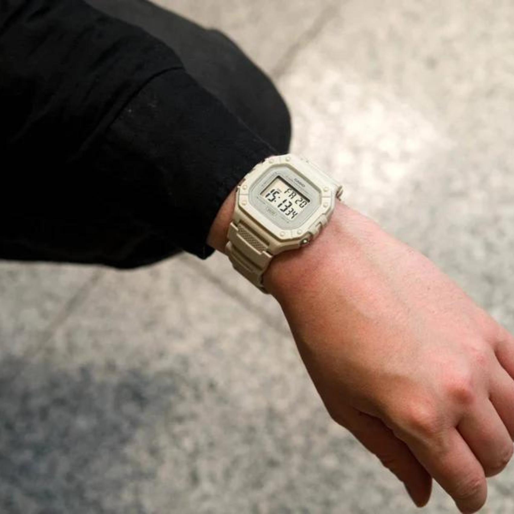 Ρολόι χρονογράφος Casio Illuminator W-218HC-8AVEF με λευκό καουτσούκ λουράκι, λευκό καντράν σε τετράγωνο σχημα με ψηφιακή ένδειξη και στεγανότητα 5ATM-50Μ.