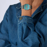 Τετράγωνο ρολόι Casio Vintage Iconic A-168WEM-2EF με ασημί ατσάλινο μπρασελέ, τιρκουάζ καντράν σε τετράγωνο σχήμα και ψηφιακή ένδειξη.