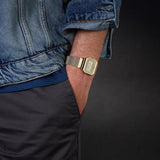 Ρολόι Casio Vintage A-700WEMG-9AEF με χρυσό ατσάλινο μπρασελέ και χρυσό καντράν σε τετράγωνο σχήμα με ψηφιακή ένδειξη.