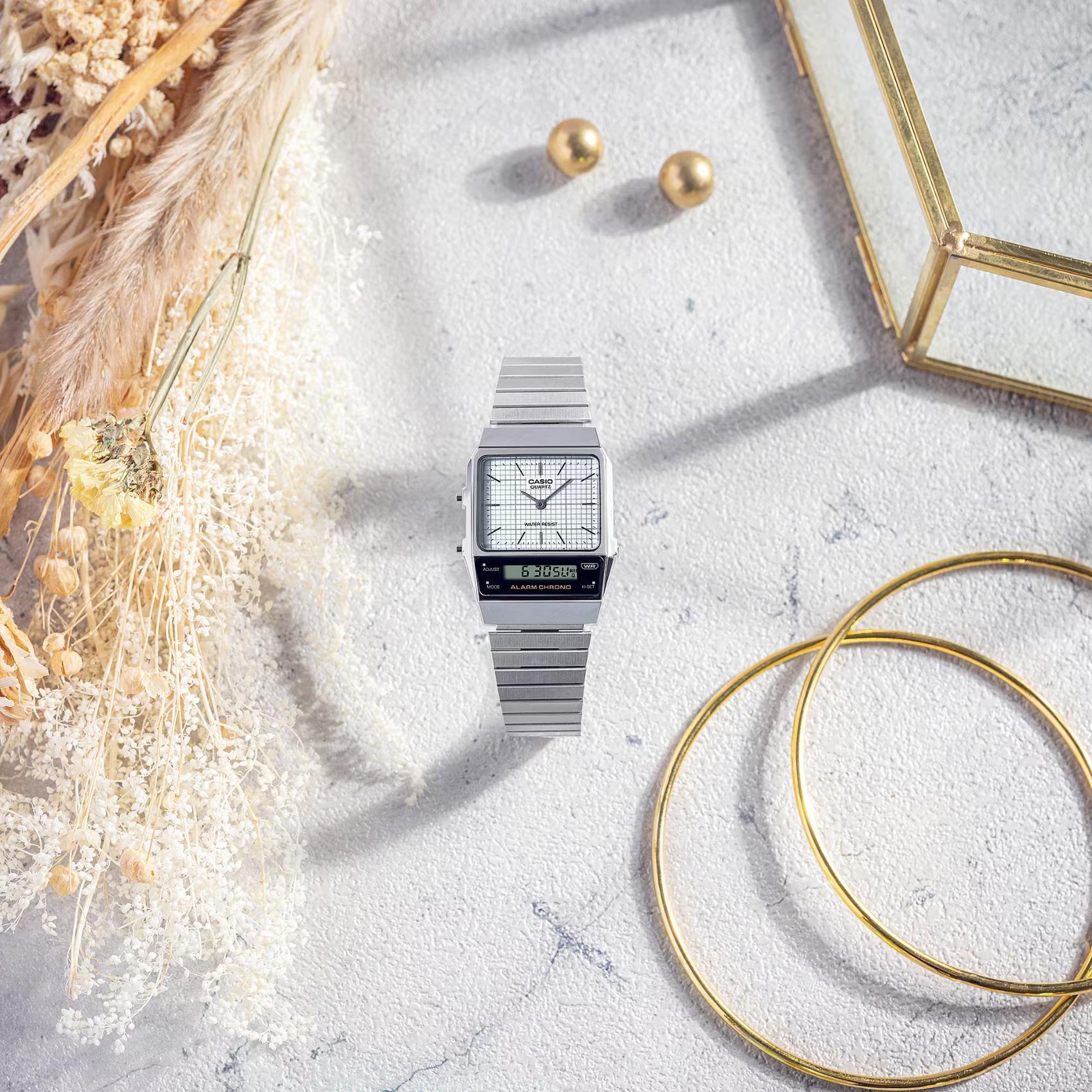 Τετράγωνο ρολόι Casio Vintage AQ-800E-7AEF anadigi με ασημί ατσάλινο μπρασελέ και ασημί τετράγωνο καντράν και αναλογική-ψηφιακή ένδειξη ώρας.