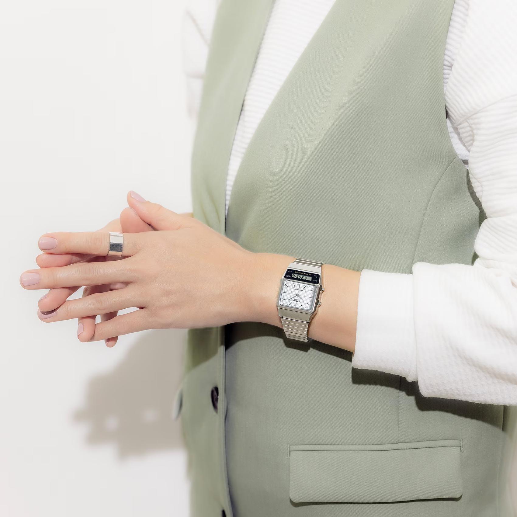 Τετράγωνο ρολόι Casio Vintage AQ-800E-7AEF anadigi με ασημί ατσάλινο μπρασελέ και ασημί τετράγωνο καντράν και αναλογική-ψηφιακή ένδειξη ώρας.