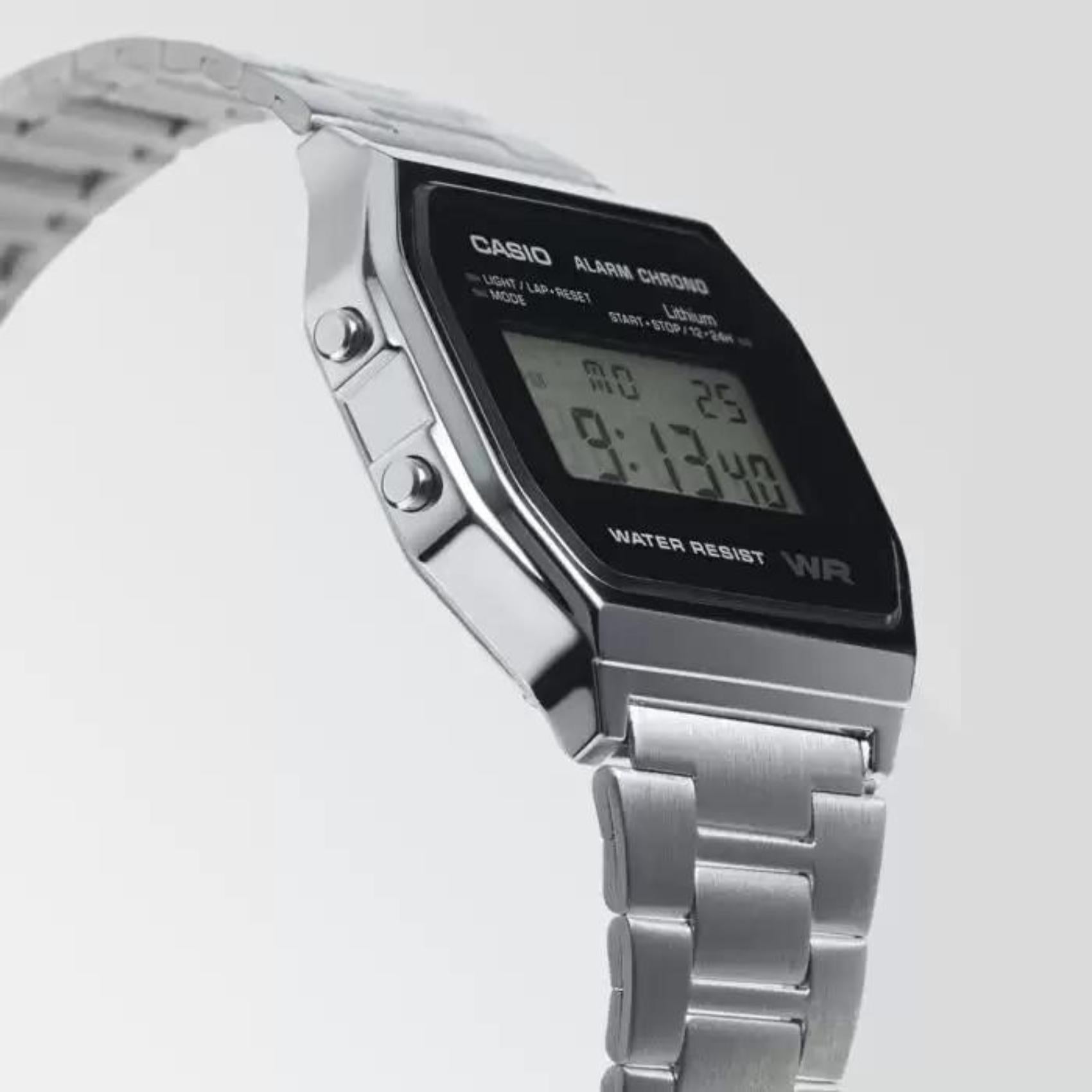Ρολόι Casio Vintage Iconic A-158WEA-1EF με ασημί μπρασελέ και ψηφιακή ένδειξη.