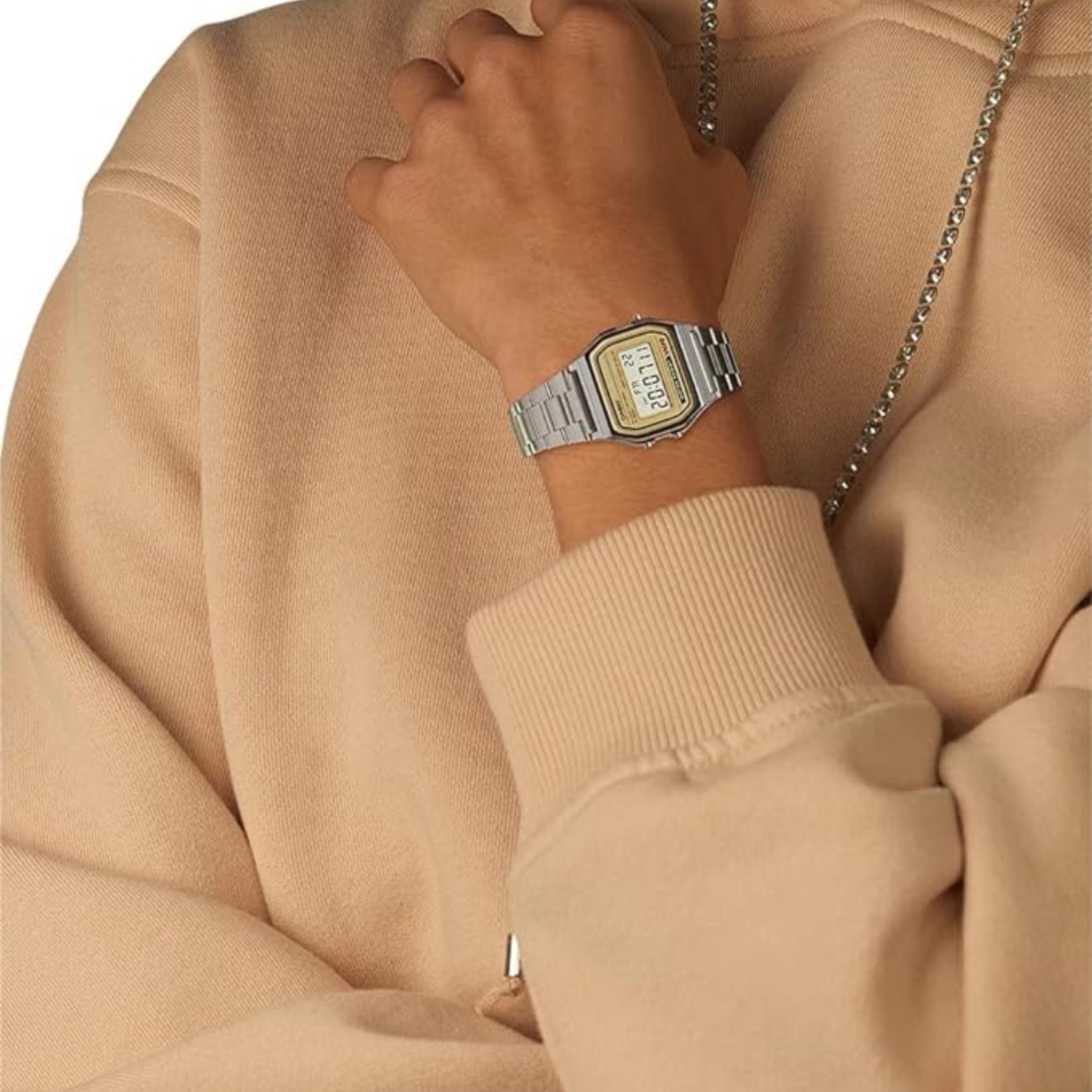 Ρολόι Casio Vintage Iconic A-158WEA-9EF με ασημί μπρασελέ και ψηφιακή ένδειξη.