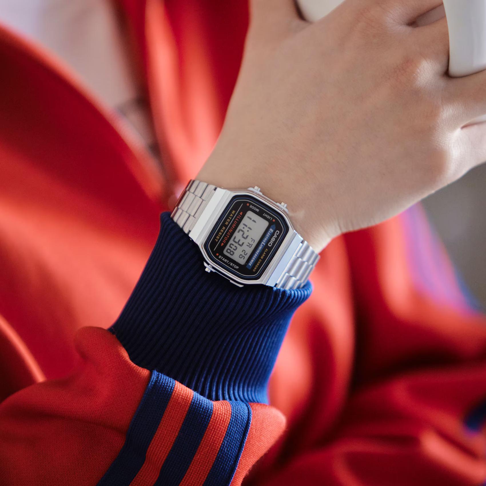 Ρολόι Casio Vintage A168WA-1 με ασημί μπρασελέ.