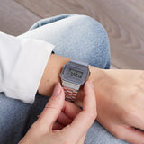 Ρολόι χρονογράφος  Casio Vintage A-168WEM-7EF με ασημί ατσάλινο μπρασελέ, ασημί καντράν σε τετράγωνο σχημα με ψηφιακή ένδειξη και στεγανότητα 3ATM-30Μ.
