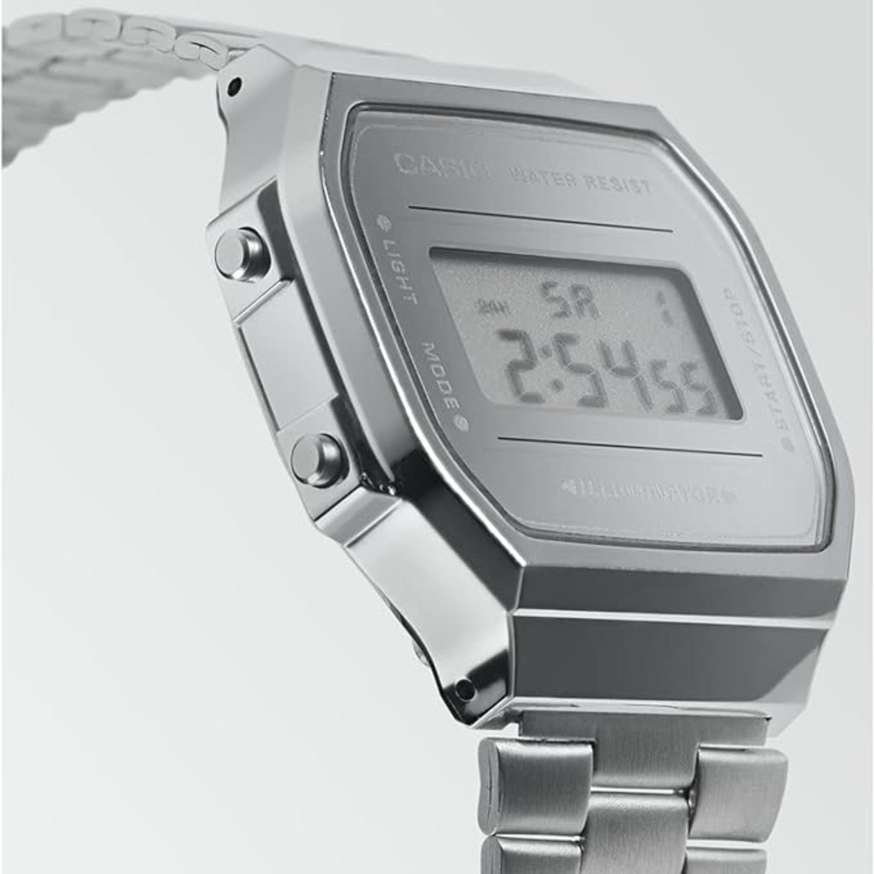 Ρολόι χρονογράφος  Casio Vintage A-168WEM-7EF με ασημί ατσάλινο μπρασελέ, ασημί καντράν σε τετράγωνο σχημα με ψηφιακή ένδειξη και στεγανότητα 3ATM-30Μ.