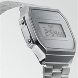 Ρολόι χρονογράφος  Casio Vintage A-168WEM-7EF με ασημί ατσάλινο μπρασελέ, ασημί καντράν σε τετράγωνο σχημα με ψηφιακή ένδειξη και στεγανότητα 3ATM-30Μ.