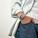 Ρολόι χρονογράφος  Casio Vintage A700WE-1AEF με ασημί ατσάλινο μπρασελέ, μαύρο καντράν σε τετράγωνο σχημα με ψηφιακή ένδειξη και στεγανότητα 3ATM-30Μ.