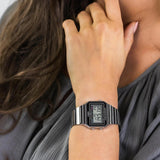 Ρολόι χρονογράφος  Casio Vintage A700WE-1AEF με ασημί ατσάλινο μπρασελέ, μαύρο καντράν σε τετράγωνο σχημα με ψηφιακή ένδειξη και στεγανότητα 3ATM-30Μ.