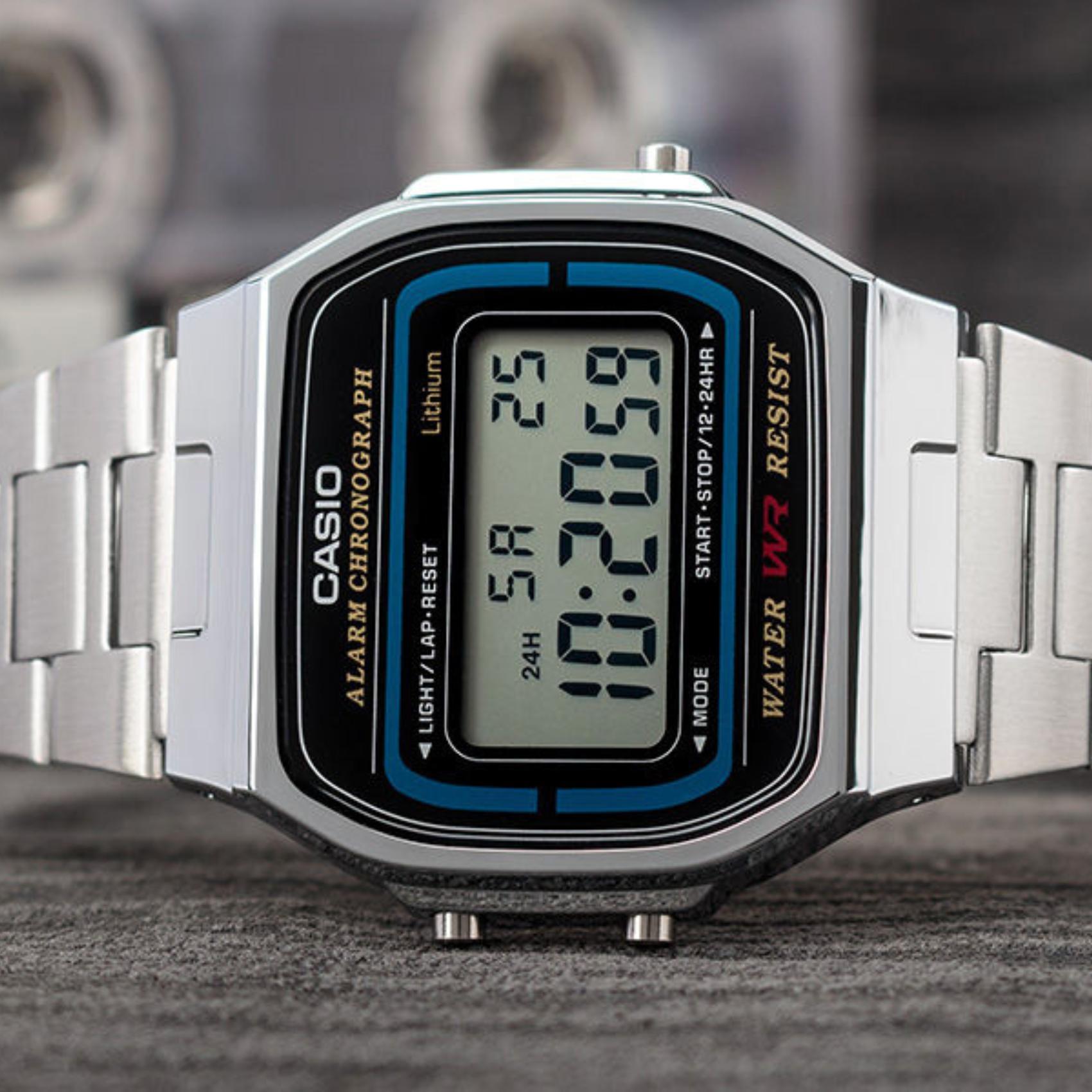 Ρολόι χρονογράφος  Casio Vintage A-164WA-1VES με ασημί ατσάλινο μπρασελέ, ασημί καντράν σε τετράγωνο σχημα με ψηφιακή ένδειξη και στεγανότητα 1ATM-10Μ.