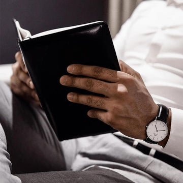 Ρολόι Daniel Wellington Sheffield DW00100020 με μαύρο δερμάτινο λουράκι, άσπρο καντραν, μηχανισμό μπαταρίας και στρογγυλό σχήμα με διάμετρο 40mm αδιάβροχο στις 3ΑΤΜ-30Μ.