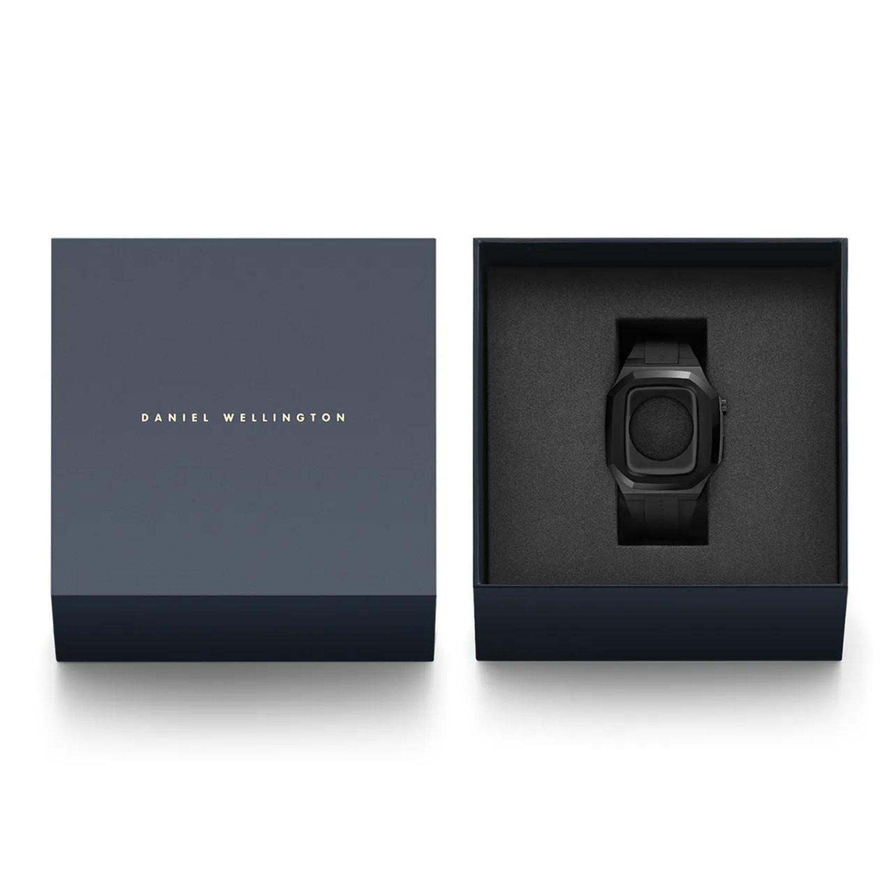 Θήκη smartwatch daniel wellington dw01200003 συμβατή με Apple Watch Series 6, 5, 4 και Apple Watch SE σε μαύρο χρώμα με με μαύρο καουτσούκ λουράκι και τετράγωνο σχήμα.