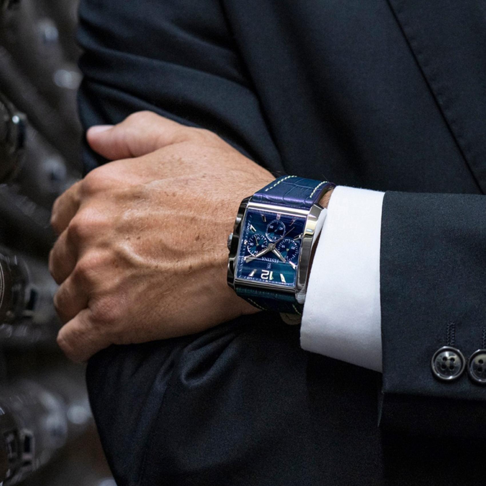 Αντρικό ρολόι Festina On The Square F20636/2 χρονογράφος, με μπλε δερμάτινο λουράκι και μπλε καντραν, τζαμάκι από ορυκτο κρύσταλλο, μηχανισμό μπαταρίας και τετράγωνο σχήμα διάστασης 29mm, αδιάβροχο στις 5ΑΤΜ-50Μ.