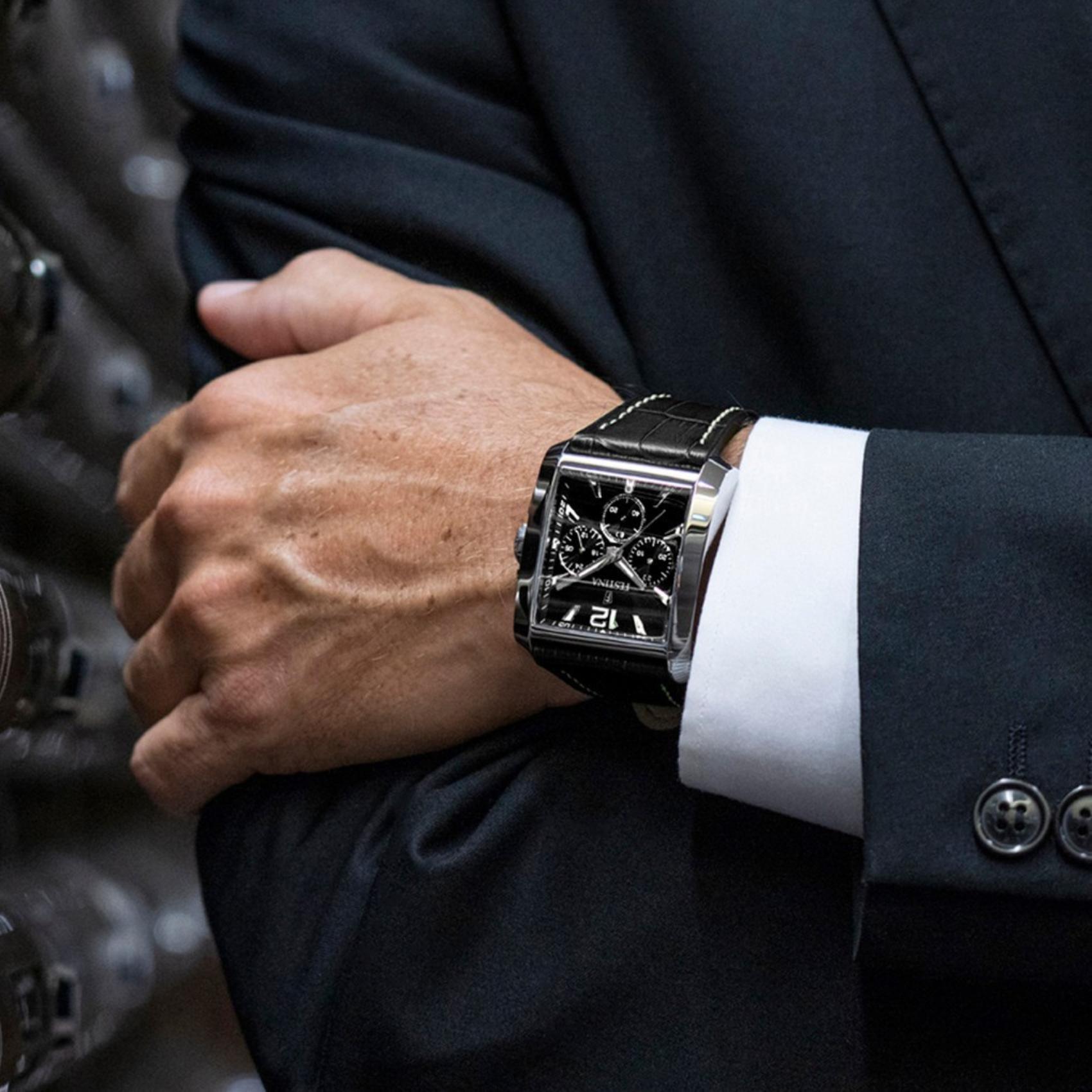 Αντρικό ρολόι Festina On The Square F20636/4 χρονογράφος, με μαύρο δερμάτινο λουράκι και μαύρο καντραν, τζαμάκι από ορυκτο κρύσταλλο, μηχανισμό μπαταρίας και τετράγωνο σχήμα διάστασης 29mm, αδιάβροχο στις 5ΑΤΜ-50Μ.