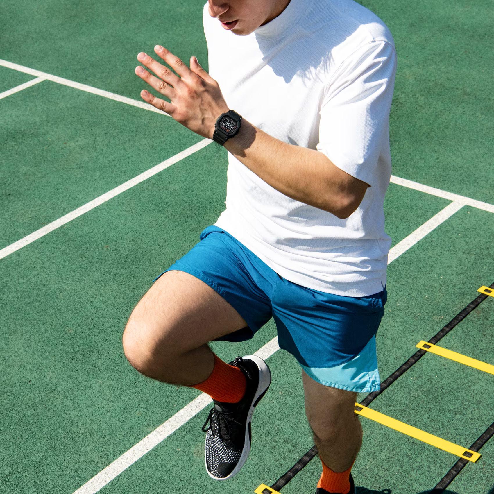 Προπονητικό ρολόι smartwatch G-Squad Casio G-Shock DW-H5600MB-1ER Solar με μαύρο καουτσούκ λουράκι και μαύρο καντράν διαμέτρου 44,5mm σε τετράγωνο σχημα.