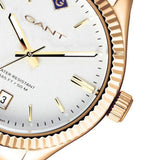 Γυναικείο ρολόι Gant Sussex G136008 με χρυσό ατσάλινο μπρασελέ, άσπρο καντραν, τζαμάκι από ορυκτο κρύσταλλο μηχανισμό μπαταρίας με ένδειξη ημερομηνίας και στρογγυλό στεφάνι διαμέτρου 34mm, αδιάβροχο στις 5ΑΤΜ-50Μ.