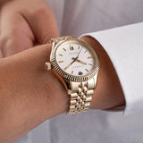 Γυναικείο ρολόι Gant Sussex G136008 με χρυσό ατσάλινο μπρασελέ, άσπρο καντραν, τζαμάκι από ορυκτο κρύσταλλο μηχανισμό μπαταρίας με ένδειξη ημερομηνίας και στρογγυλό στεφάνι διαμέτρου 34mm, αδιάβροχο στις 5ΑΤΜ-50Μ.