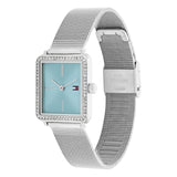 Γυναικείο ρολόι Tommy Hilfiger 1782789 σε τετράγωνο σχήμα, ασημί ατσάλινο μπρασελέ ψάθα και γαλάζιο καντράν 21Χ21mm με ζιργκόν, πλαϊνή όψη.