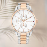 Γυναικείο ρολόι Tommy Hilfiger Camille 1782768 με δίχρωμο ατσάλινο μπρασελέ σε ασημί-ροζ χρυσό χρώμα και ασημί καντράν 38mm, σε φόντο.