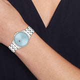 Γυναικείο ρολόι Tommy Hilfiger Jade 1782771 με ασημί ατσάλινο μπρασελέ και γαλάζιο καντράν 30mm, φορεμένο.