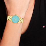 Γυναικείο ρολόι Tommy Hilfiger Jade 1782776 με χρυσό ατσάλινο μπρασελέ και γαλάζιο καντράν 30mm, φορεμένο.