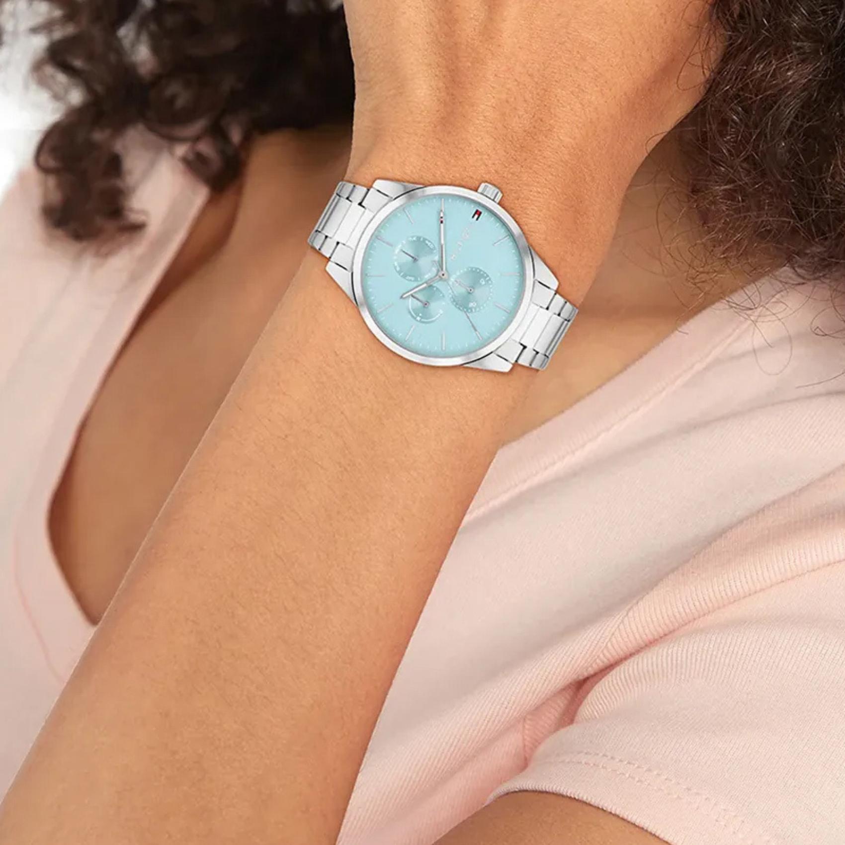 Γυναικείο ρολόι Tommy Hilfiger Juliette 1782767 με ασημί ατσάλινο μπρασελέ και γαλάζιο καντράν 38mm, φορεμένο.