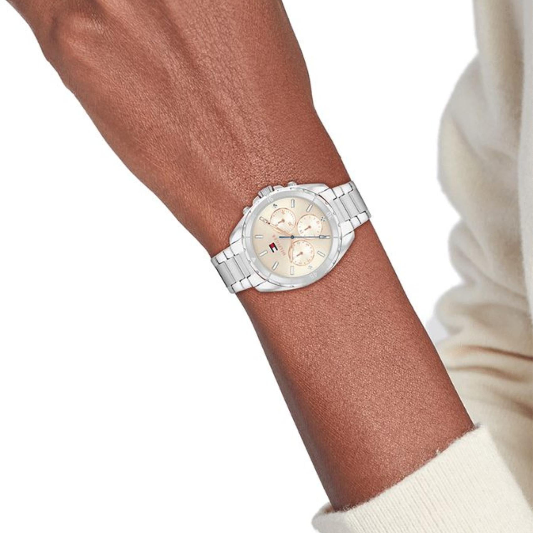 Γυναικείο ρολόι Tommy Hilfiger Mellie 1782782 με ασημί ατσάλινο μπρασελέ και σαμπανιζέ καντράν 35mm με ζιργκόν, φορεμένο.