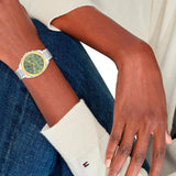 Γυναικείο ρολόι Tommy Hilfiger Mellie 1782785 με ασημί ατσάλινο μπρασελέ και φυστικί καντράν 36mm με ζιργκόν, φορεμένο.