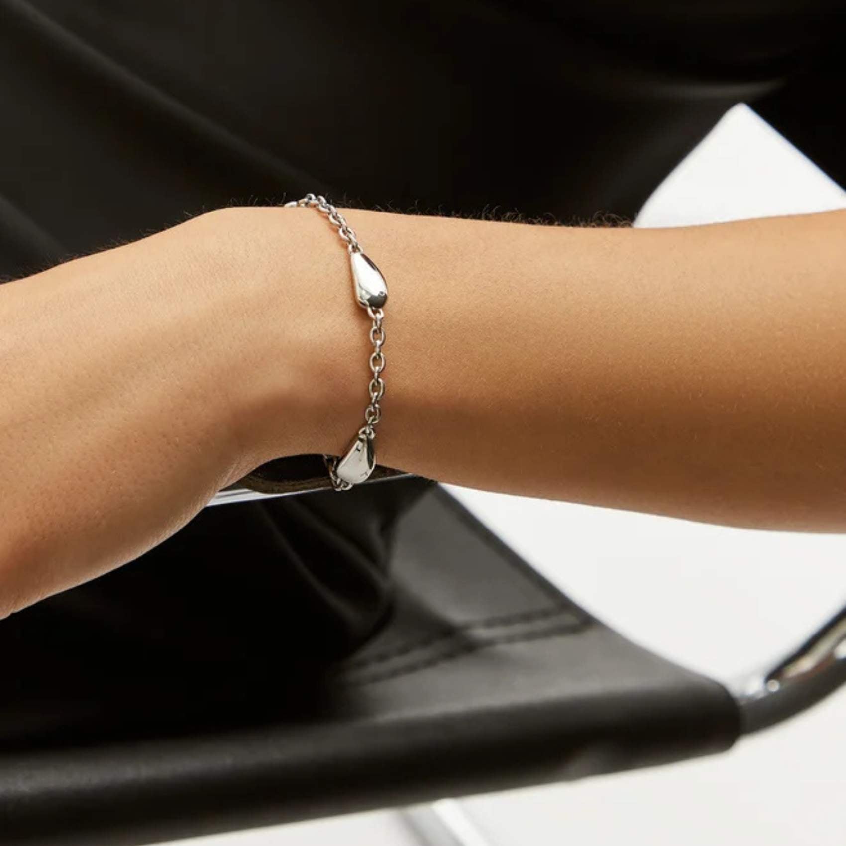 Γυναικείο βραχιόλι Calvin Klein 35000603 ατσάλινο ασημί με ενσωματωμένα στοιχεία σε σχήμα δάκρυ, φορεμένο.