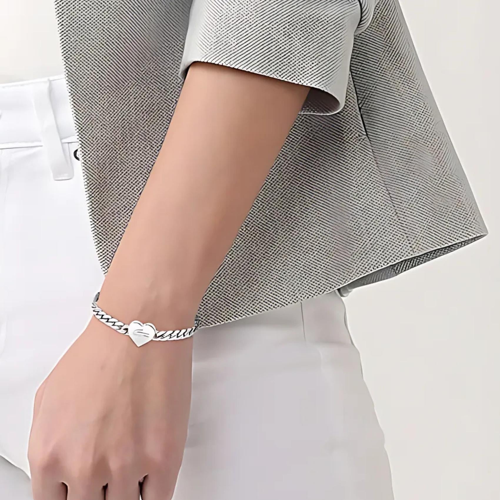 Γυναικείο βραχιόλι Lacoste 2040463 ατσάλινο σε ασημί χρώμα από ανοξείδωτο ατσάλι με καρδιά, φορεμένο.