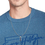 Ανδρικό κολιέ Tommy Hilfiger 2790542, με ορθογώνιο στοιχείο ενσωματομένο στην αλυσίδα κατασκευασμένο από χειρουργικό ατσάλι σε ασημένιο χρώμα με μπλε όνυχα.