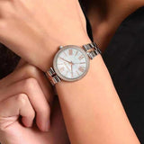 Γυναικείο ρολόι Michael Kors Maci MK3969 με δίχρωμο ατσάλινο μπρασελέ σε ασημί-ροζ χρυσό χρώμα, στρογγυλό άσπρο φίλντισι καντράν και στεφάνι 34mm με ζιργκόν.