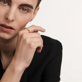 Γυναικείο δαχτυλίδι PDPAOLA AN01-903 Crush Ring κατασκευασμένο από ασήμι 925 επιχρυσωμένο με επίστρωση κίτρινου χρυσού 18 καρατίων και πλάτος κατασκευής 4mm με ανοιχτό τελείωμα.