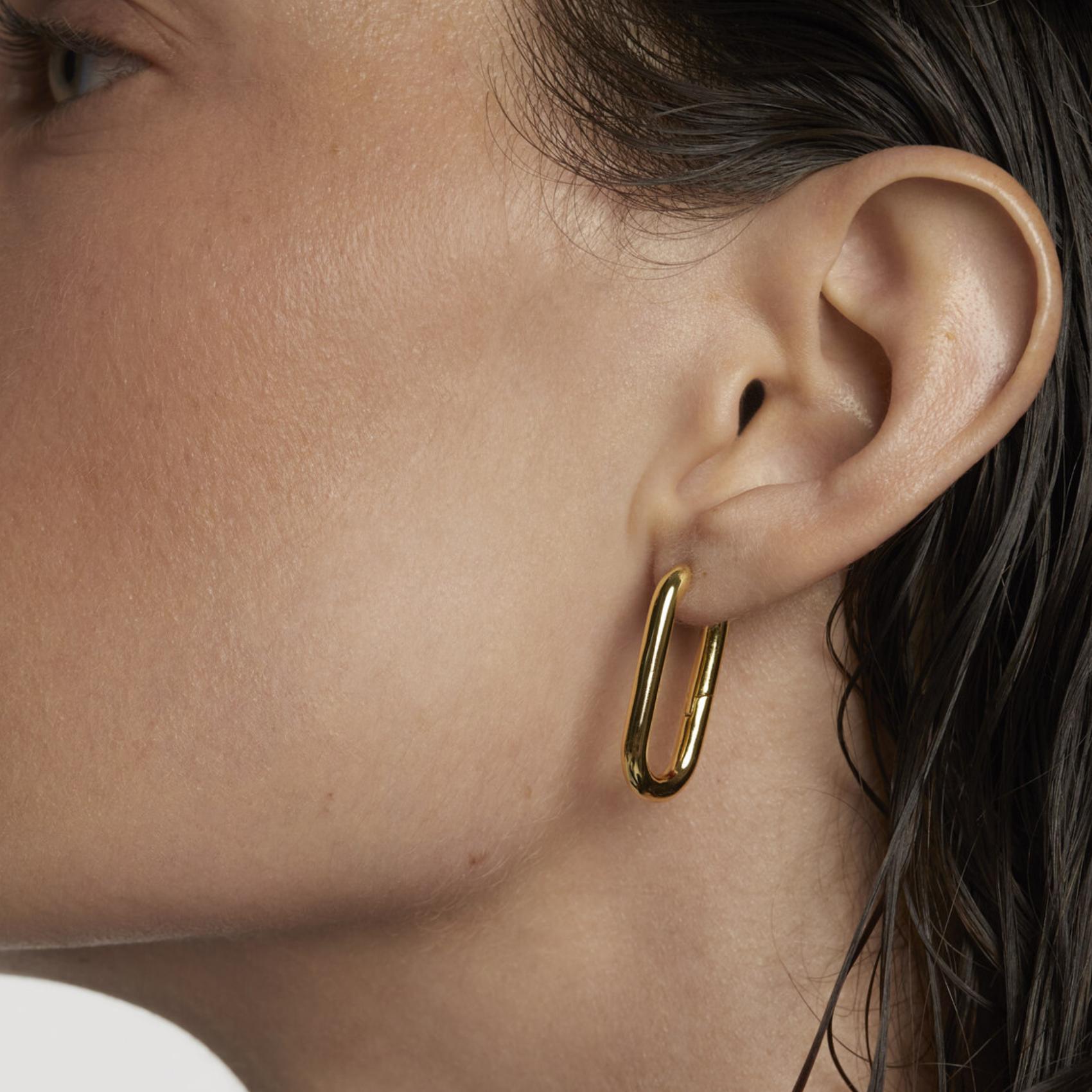 Σκουλαρίκια κρίκοι AR01-923-U Essentials Beat Gold Hoop σε χρυσό χρώμα.