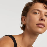 Σκουλαρίκια κρίκοι PDPAOLA AR01-B93-U Peach Lily Hoops σε χρυσό χρώμα με ροζ κρεμαστό ζιργκόν.