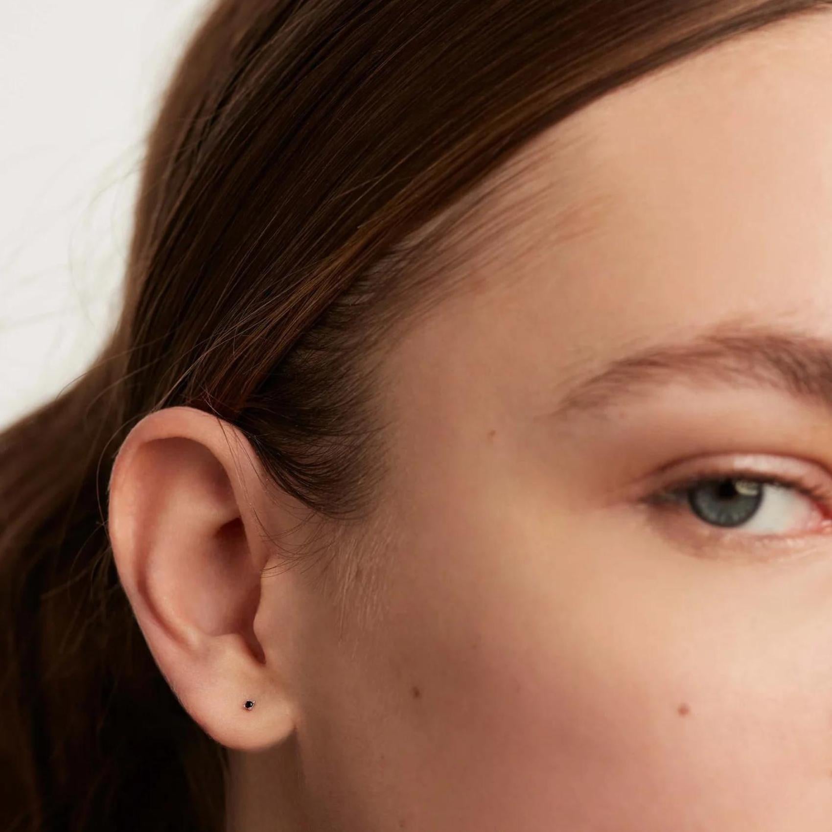 Μονόπετρα σκουλαρίκια Pdpaola AR02-093-U L'Essentiel Black Essentia Silver με μαύρο ζιργκόν.