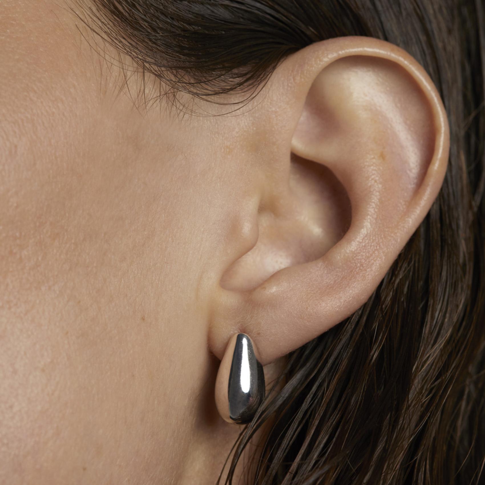 Καρφωτά σκουλαρίκια PDPAOLA AR02-882-U Essentials Sugar Silver σε ασημί χρώμα με σχήμα σταγόνας.