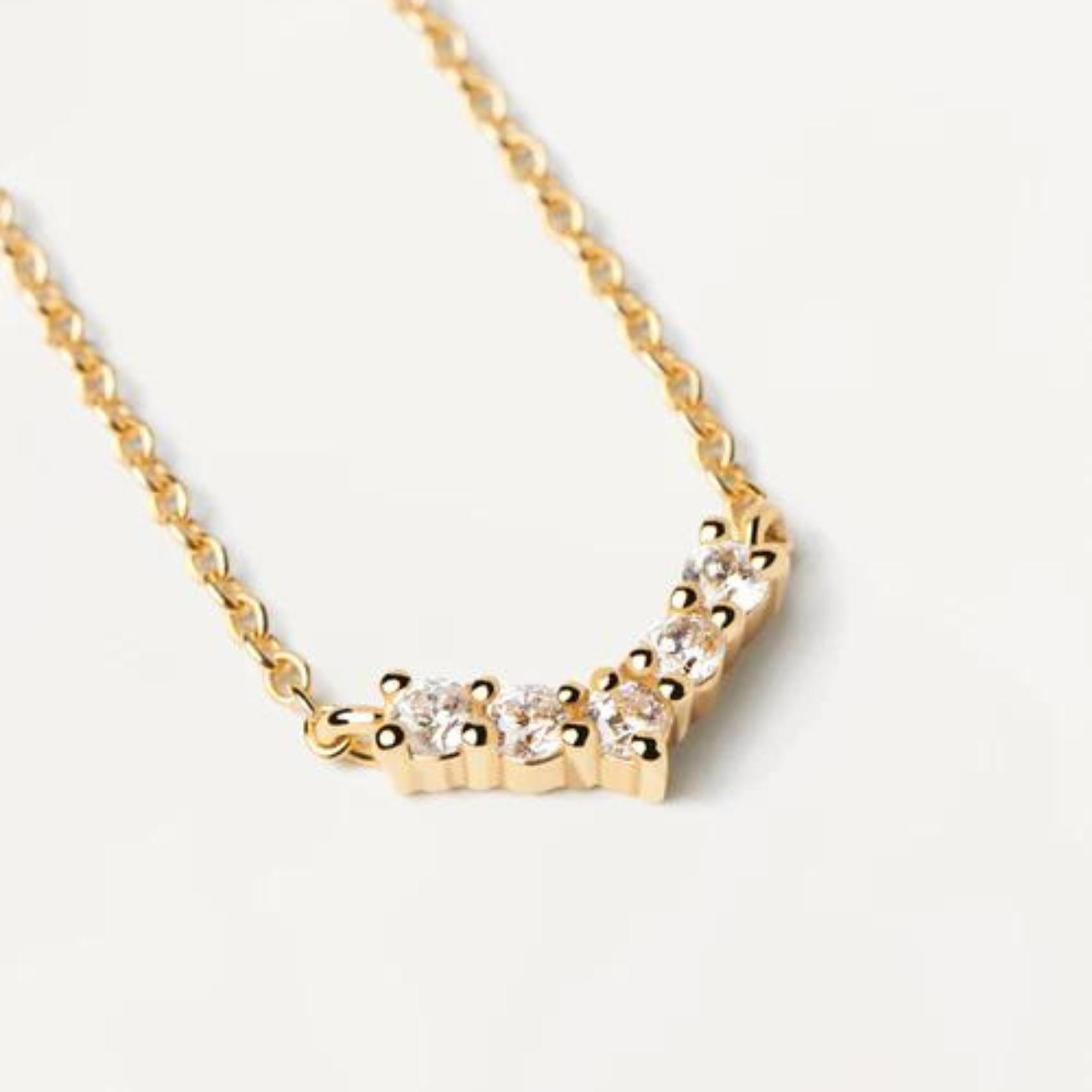 Γυναικείo κολιέ PDPAOLA CO01-485-U Mini Crown από επιχρυσωμένο ασήμι με κρεμαστό σε σχήμα V και πέτρες από ζιργκόν.