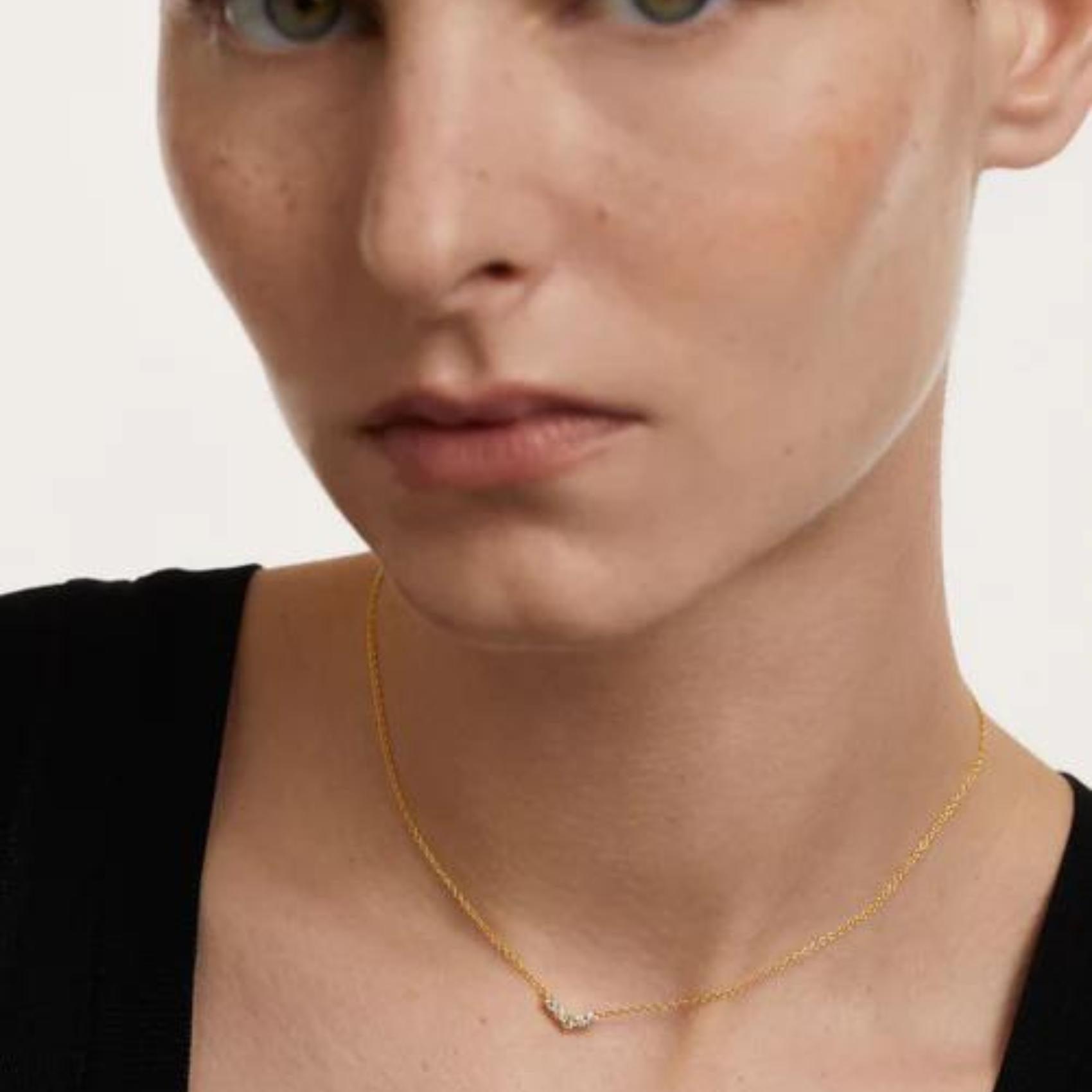 Γυναικείo κολιέ PDPAOLA CO01-485-U Mini Crown από επιχρυσωμένο ασήμι με κρεμαστό σε σχήμα V και πέτρες από ζιργκόν.