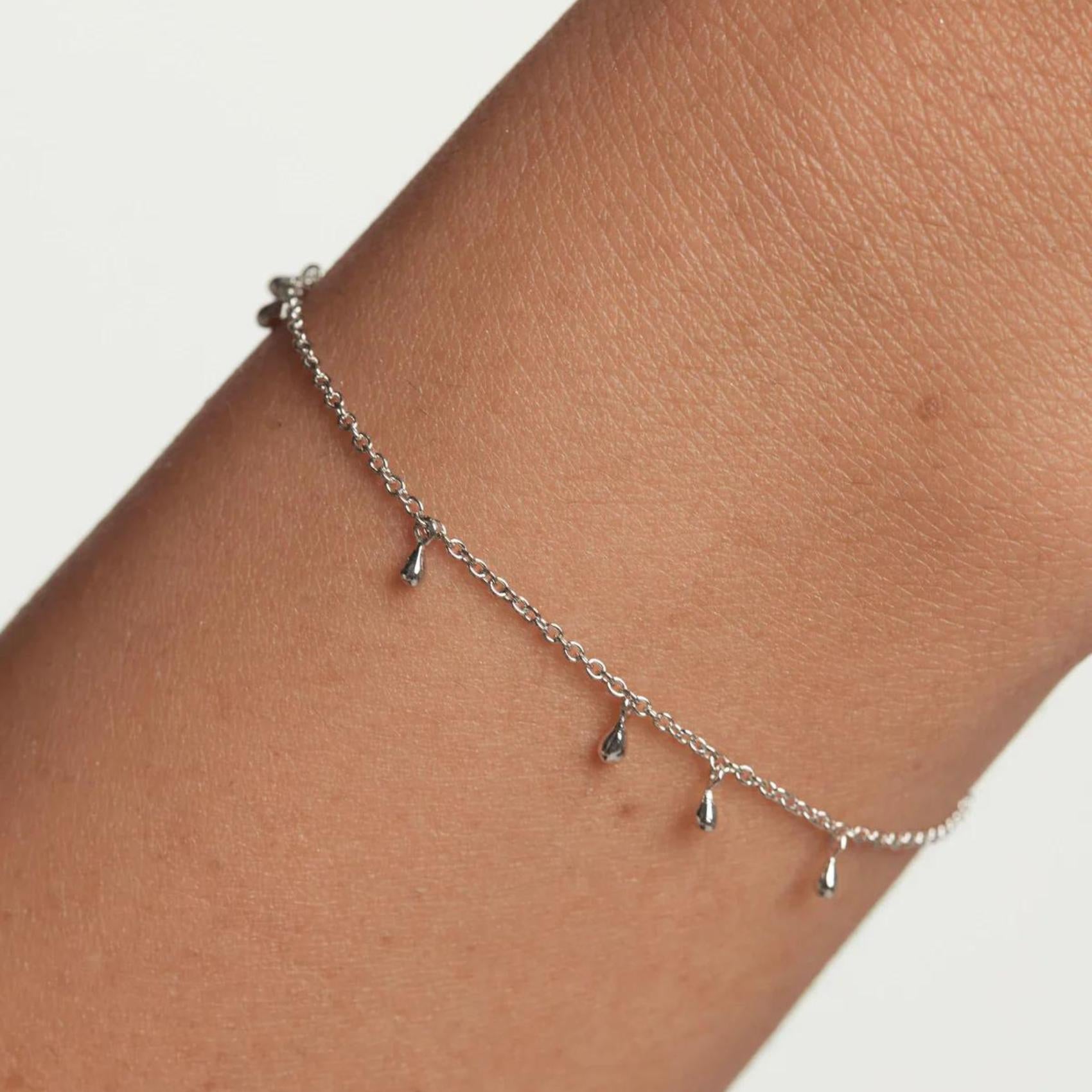 Βραχιόλι Pdpaola PU02-588-U Essentials Teardrop Silver ασήμένιο με κρεμαστά στοιχεία.