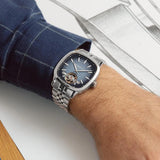 Raymond Weil Freelancer 2790-ST-50051 με ασημί ατσάλινο μπρασελέ και τετράγωνο μπλε skeleton καντράν διαστάσεων 40mmX40mm.