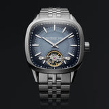 Raymond Weil Freelancer 2790-ST-50051 με ασημί ατσάλινο μπρασελέ και τετράγωνο μπλε skeleton καντράν διαστάσεων 40mmX40mm.